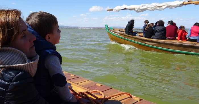 Desenes de xiquets i les seues famílies celebren el Dia de l’Aigua a l’Albufera